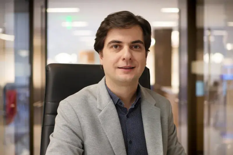 Dr. Henrique Bufaiçal atendendo paciente - Ortopedista especialista em mãos