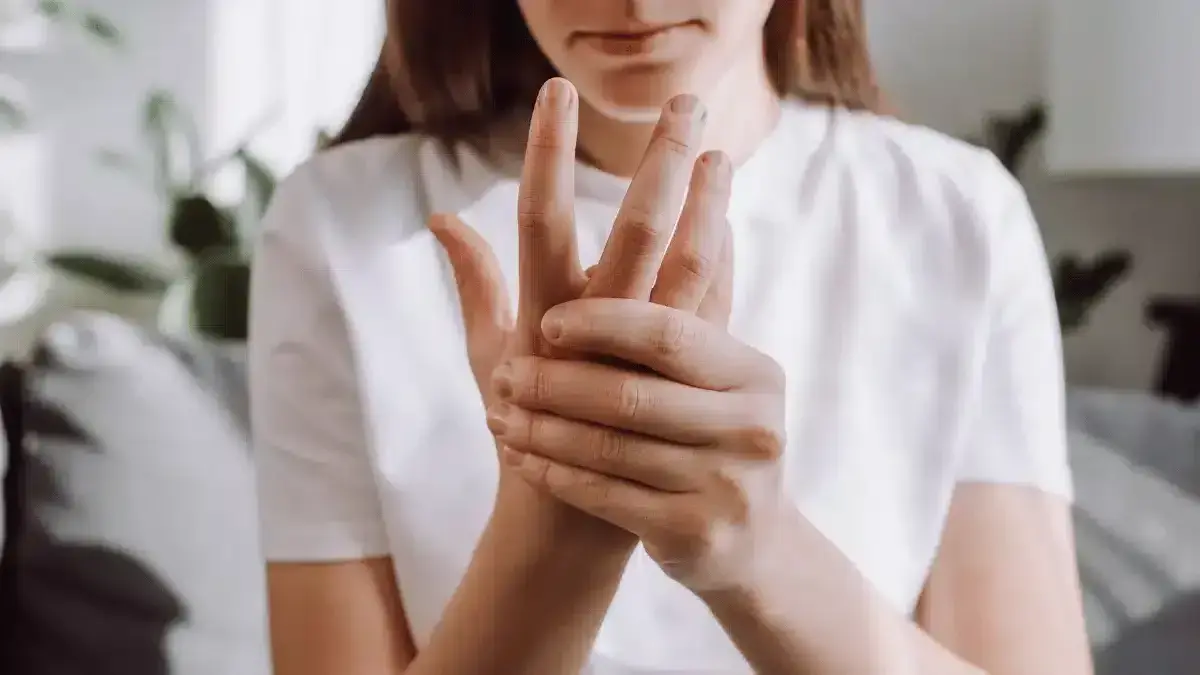 Dor nas mãos e nos dedos: causas, sintomas e o que fazer