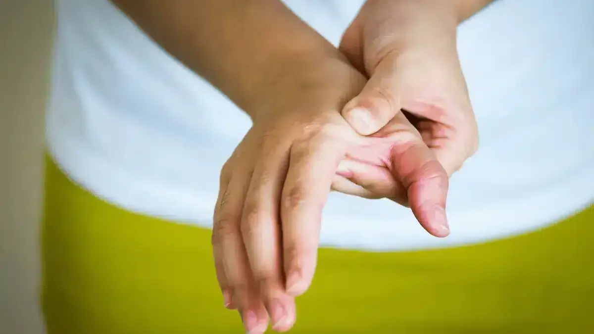 Dores nas juntas dos dedos das mãos ao acordar