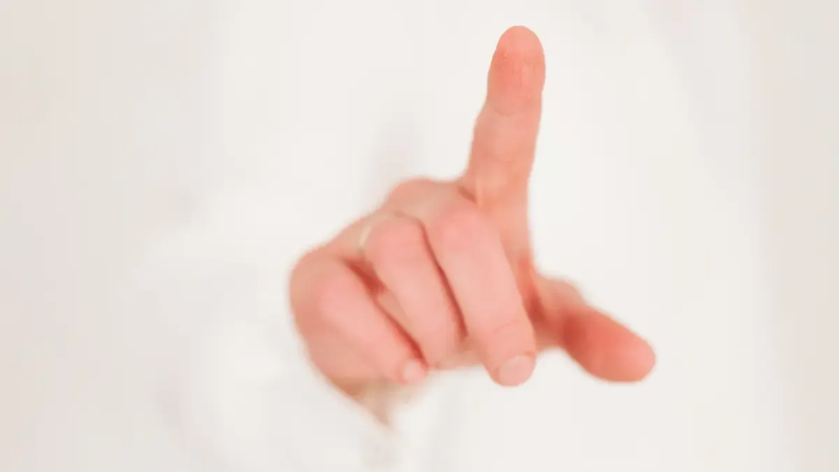 Dor na ponta do dedo indicador: causas e tratamento