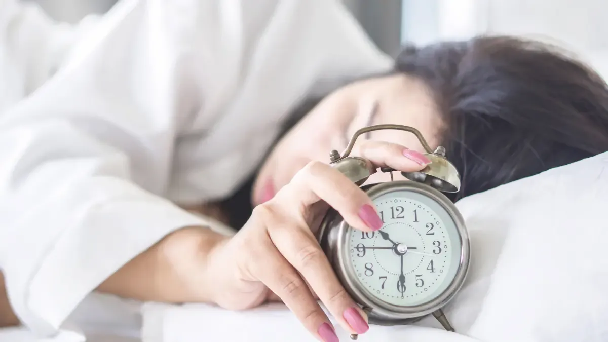 Dor nas mãos ao acordar: causas, sintomas e o que fazer