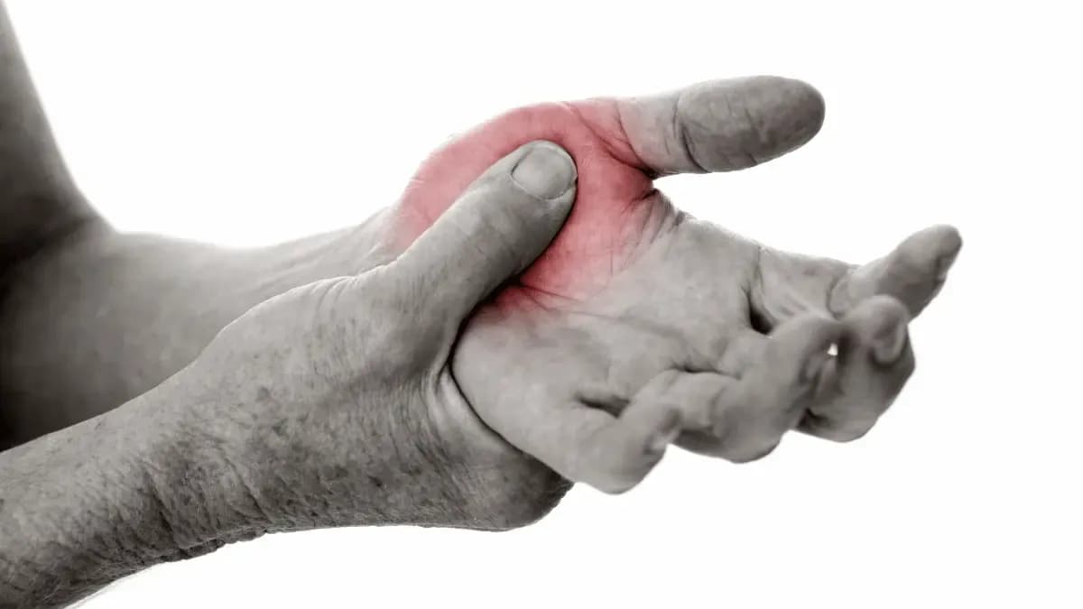 Dor nas mãos: causas, sintomas e tratamentos