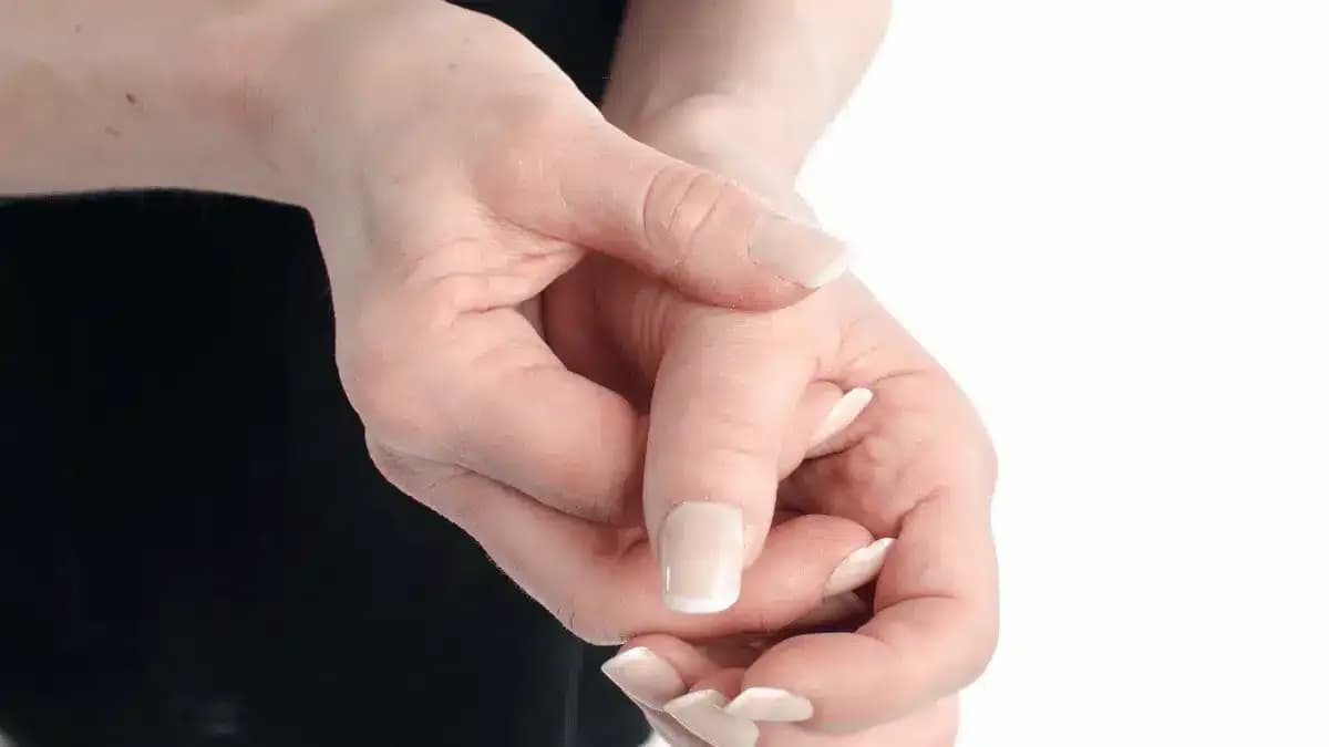 Dor no dedo polegar da mão: principais causas e como tratar