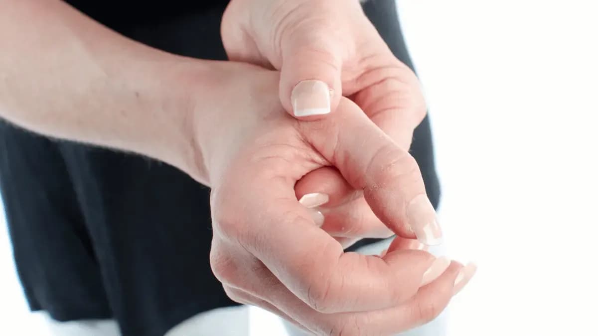 Dor no dedo polegar da mão direita: causas e como tratar