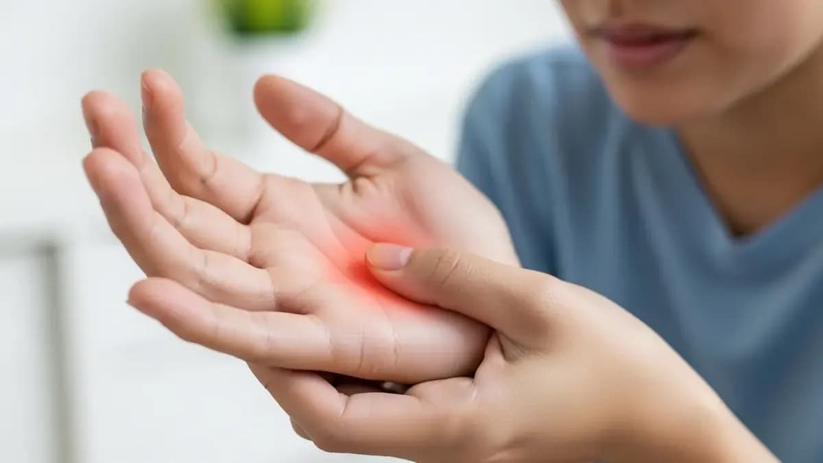 Palma Da Mão Vermelha E Formigando